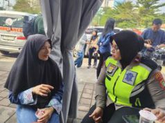 Polwan Dampingi Keluarga Korban Kecelakaan Kereta di Bekasi Timur