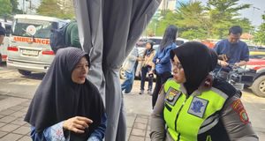 Polwan Dampingi Keluarga Korban Kecelakaan Kereta di Bekasi Timur