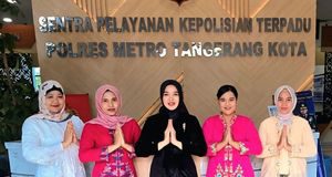 Polwan Berkebaya Layani Warga di Polda Metro Jaya dalam Rangka Hari Kartini