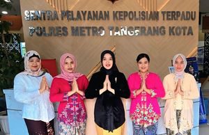 Polwan Berkebaya Layani Warga di Polda Metro Jaya dalam Rangka Hari Kartini