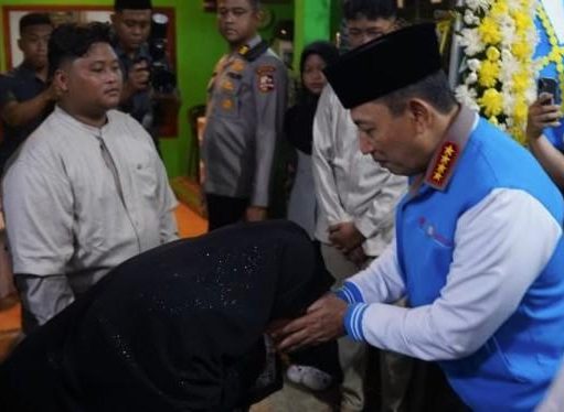 Kapolri Takziah ke Rumah Duka Korban Penyiraman Air Keras di Tambun Bekasi