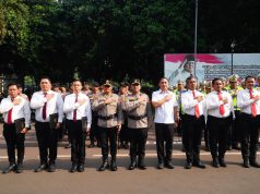 Kapolda Metro Jaya Serahkan Pin Emas Kapolri Kepada Personel