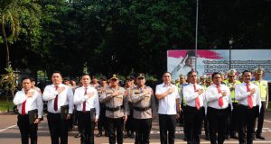 Kapolda Metro Jaya Serahkan Pin Emas Kapolri Kepada Personel