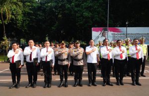 Kapolda Metro Jaya Serahkan Pin Emas Kapolri Kepada Personel