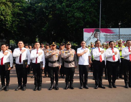 Kapolda Metro Jaya Serahkan Pin Emas Kapolri Kepada Personel