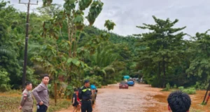 Personel Bahu-Membahu Jaga Keselamatan Warga Saat Banjir Konawe Utara