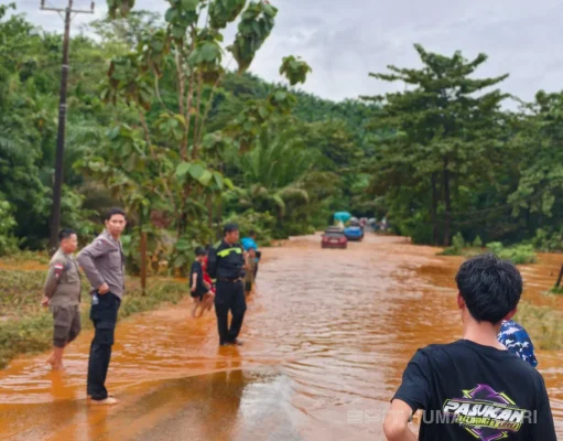 Personel Bahu-Membahu Jaga Keselamatan Warga Saat Banjir Konawe Utara
