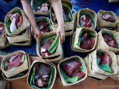 Warga Johar Baru Bagikan Daging Kurban Pakai Besek Bambu