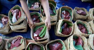 Warga Johar Baru Bagikan Daging Kurban Pakai Besek Bambu
