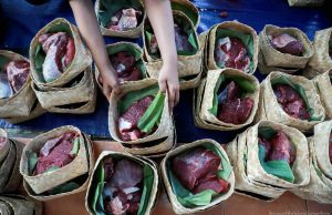 Warga Johar Baru Bagikan Daging Kurban Pakai Besek Bambu