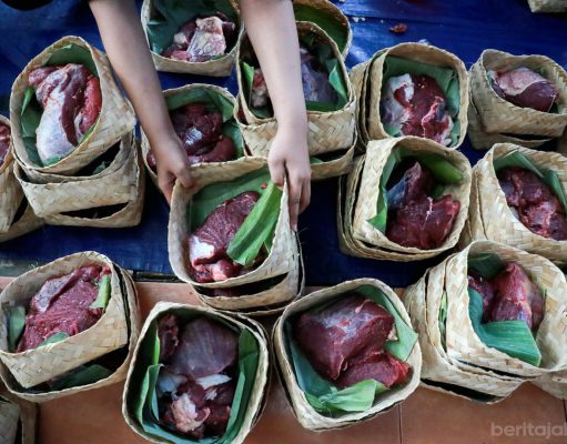 Warga Johar Baru Bagikan Daging Kurban Pakai Besek Bambu