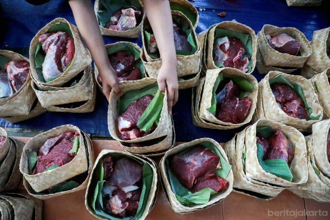Panitia kurban yayasan Al-Kahfi menggunakan besek bambu dalam pendistribusian daging kurban