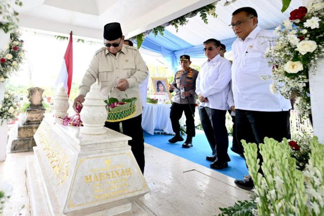 Presiden-Prabowo-Berziarah-ke-Makam-Marsinah-1024x683