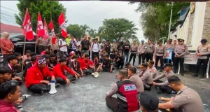 Wakapolda Sumbar Pastikan Usut Tuntas Aktor Intelektual Tambang Ilegal saat Temui Massa GMNI