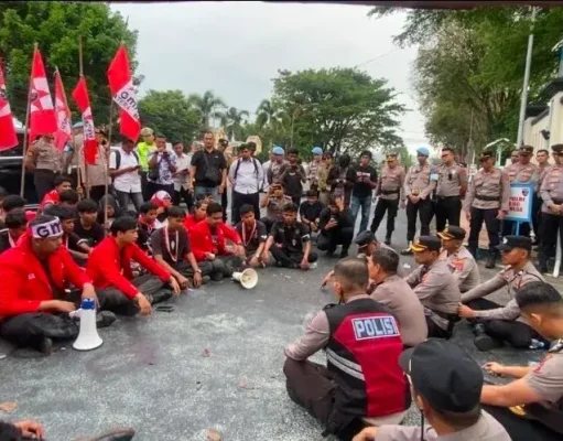 Wakapolda Sumbar Pastikan Usut Tuntas Aktor Intelektual Tambang Ilegal saat Temui Massa GMNI
