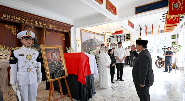 Presiden Prabowo Beri Penghormatan Terakhir kepada Almarhum Jenderal TNI (Purn) Ryamizard Ryacudu