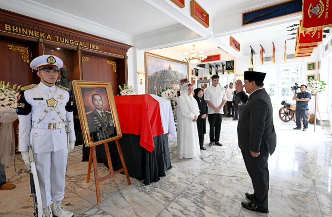 Presiden-Prabowo-Beri-Penghormatan-Terakhir-kepada-Almarhum-Jenderal-TNI-Purn-Ryamizard-Ryacudu-1