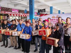 Mabes Polri Berikan Bantuan Sembako pada Pekerja dan Pedagang di Terminal Kampung Rambutan