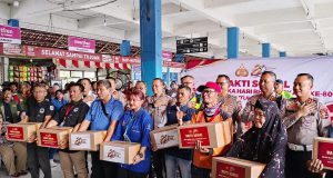 Mabes Polri Berikan Bantuan Sembako pada Pekerja dan Pedagang di Terminal Kampung Rambutan