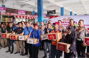 Mabes Polri Berikan Bantuan Sembako pada Pekerja dan Pedagang di Terminal Kampung Rambutan