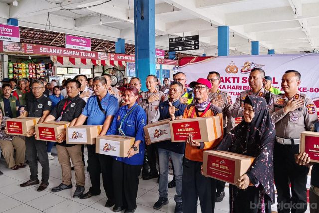 750 Warga Terima Bantuan Sosial di Terminal Bus Kampung Rambutan
