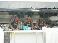 Bagikan Bantuan Makanan untuk Korban Kebakaran Pasar Jiung, Brimob Metro Jaya Buka 2 Unit Dapur Lapangan