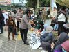 Polwan Polres Metro Depok Bagikan Air Mineral kepada Peserta Aksi di Depok Open Space