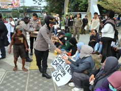 Polwan Polres Metro Depok Bagikan Air Mineral kepada Peserta Aksi di Depok Open Space