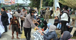 Polwan Polres Metro Depok Bagikan Air Mineral kepada Peserta Aksi di Depok Open Space