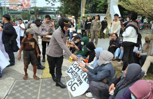 Polwan Polres Metro Depok Bagikan Air Mineral kepada Peserta Aksi di Depok Open Space