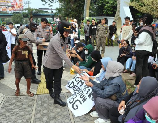 Polwan Polres Metro Depok Bagikan Air Mineral kepada Peserta Aksi di Depok Open Space