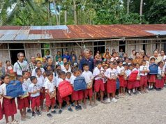 Sambut HUT Bhayangkara ke-80, Kapolda NTT Salurkan Tas dan Buku untuk Siswa SD Negeri Boof di Pedalaman TTS