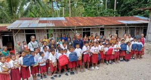 Sambut HUT Bhayangkara ke-80, Kapolda NTT Salurkan Tas dan Buku untuk Siswa SD Negeri Boof di Pedalaman TTS