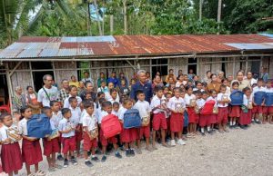 Sambut HUT Bhayangkara ke-80, Kapolda NTT Salurkan Tas dan Buku untuk Siswa SD Negeri Boof di Pedalaman TTS