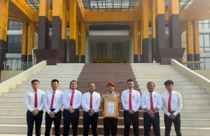 8 Personel Polres Kampar Diganjar Penghargaan