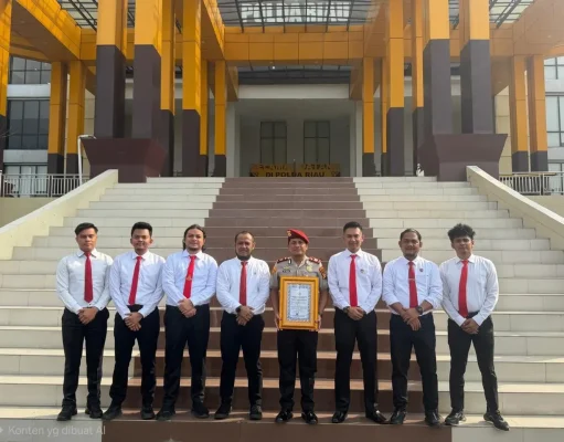 8 Personel Polres Kampar Diganjar Penghargaan