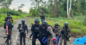 Satgas Damai Cartenz-2026 Lumpuhkan Tiga Anggota Bersenjata dan Sita Senjata Api