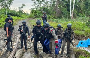 Satgas Damai Cartenz-2026 Lumpuhkan Tiga Anggota Bersenjata dan Sita Senjata Api