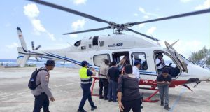 Lansia Korban Reruntuhan dan Ibu Hamil Warga Palue di Evakuasi Polisi Lewat Udara