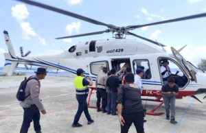 Lansia Korban Reruntuhan dan Ibu Hamil Warga Palue di Evakuasi Polisi Lewat Udara