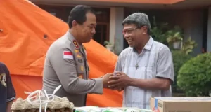 Kapolda NTT Sambangi Keuskupan Agung Ende Bawa Bantuan Rp100 Juta untuk Pemulihan Gereja Pascagempa
