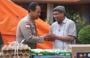 Kapolda NTT Sambangi Keuskupan Agung Ende Bawa Bantuan Rp100 Juta untuk Pemulihan Gereja Pascagempa