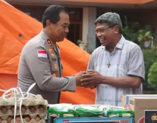 Kapolda NTT Sambangi Keuskupan Agung Ende Bawa Bantuan Rp100 Juta untuk Pemulihan Gereja Pascagempa