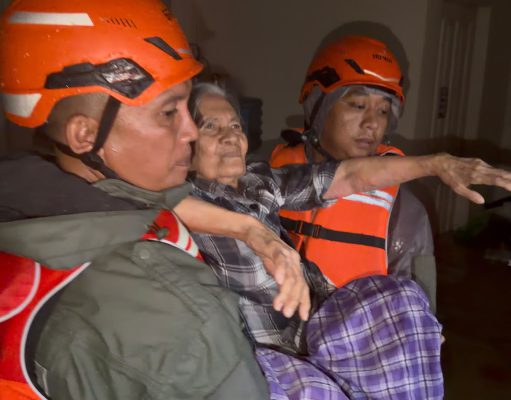 Polda Sumbar Gerak Cepat Evakuasi Warga Terdampak Banjir di Padang