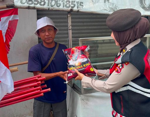 Den Turangga Ditpolsatwa Polri Salurkan Bantuan Beras untuk Warga Kelapa Dua, Tebar Kebaikan di Pagi Hari