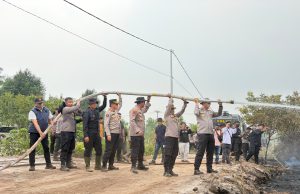 Pemadaman Karhutla di Jalan Raflesia Palangka Raya ditinjau Langsung Kapolda