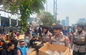 Demo di DPR, Polisi Borong Tahu Pedagang, Dibagikan ke Massa Demo