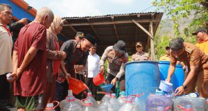 Kapolres Sukoharjo Berangkatkan 32.000 Liter Air Bersih untuk Warga Kecamatan Bulu yang Terdampak Kekeringan