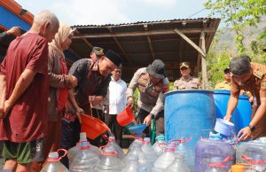 Kapolres Sukoharjo Berangkatkan 32.000 Liter Air Bersih untuk Warga Kecamatan Bulu yang Terdampak Kekeringan