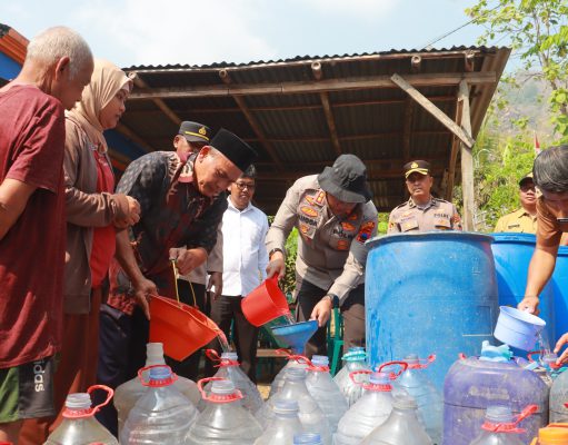 Kapolres Sukoharjo Berangkatkan 32.000 Liter Air Bersih untuk Warga Kecamatan Bulu yang Terdampak Kekeringan